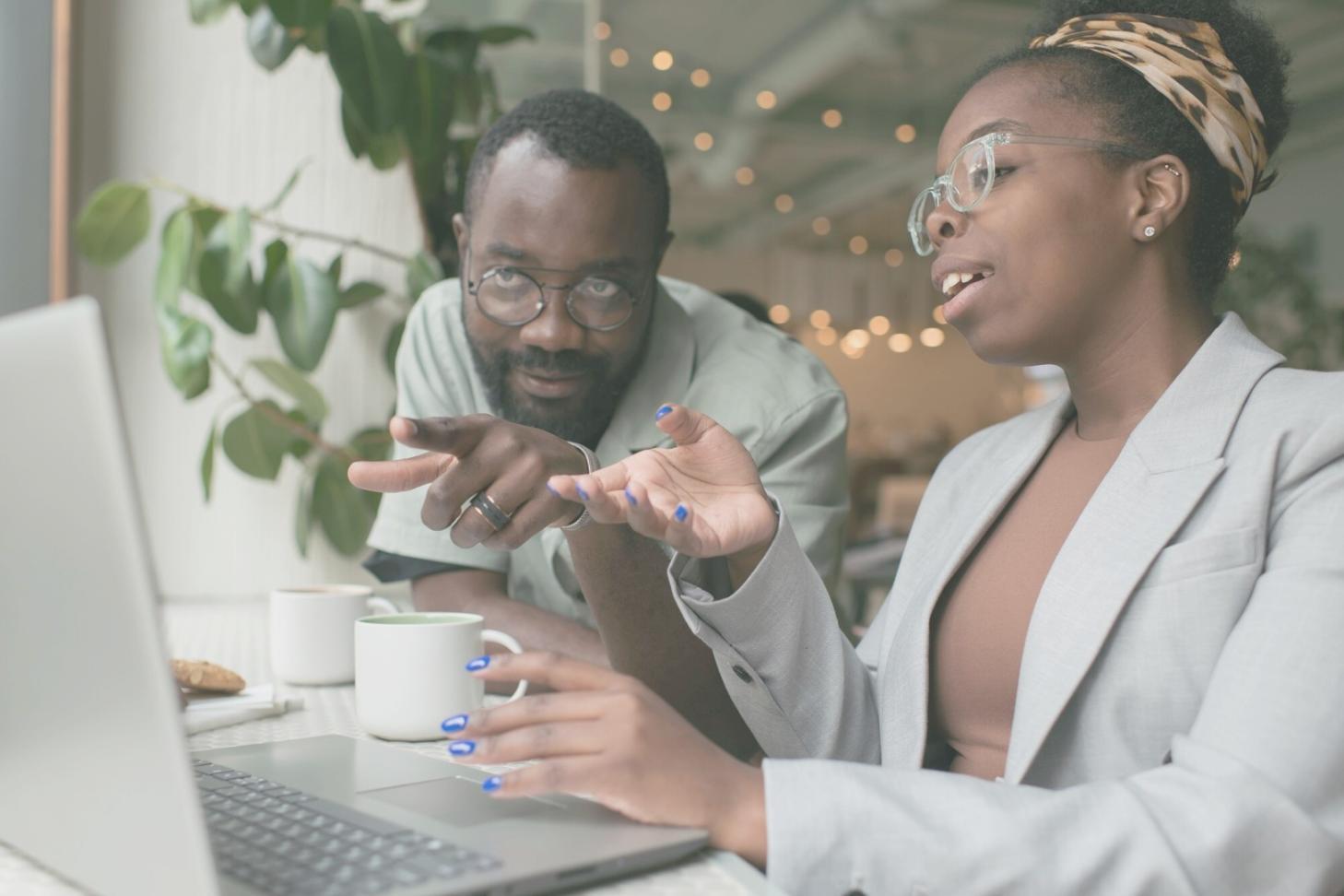 Profesionales trabajando con análisis financiero